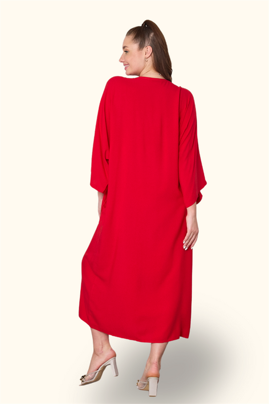 Kırmızı renkli, V yakalı, cepli ve oversize kesim uzun viskon elbise.