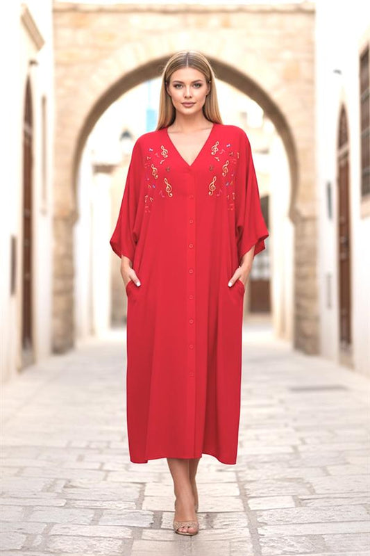 Kırmızı, V yaka, önü nota nakışlı, cepli ve oversize uzun viskon gömlek elbise.