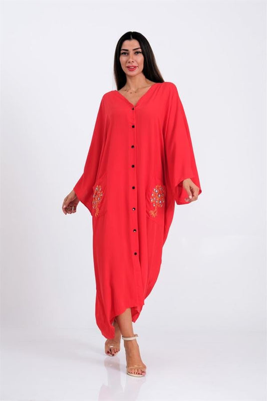 Kırmızı V yaka, önü düğmeli, ceplerinde nazar boncuğu baskılı oversize uzun viskon elbise.