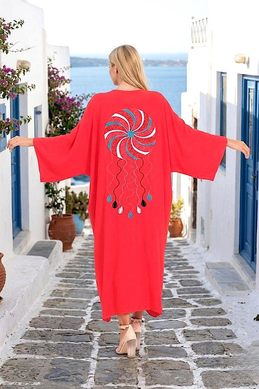 Sırtında renkli nakış işlemeleri bulunan, kırmızı, oversize, uzun viskon elbise.