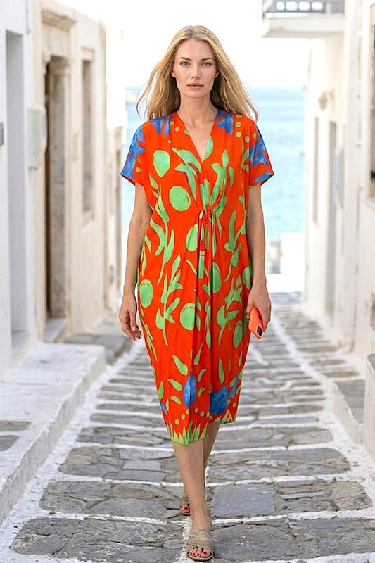 Kırmızı zemin üzerine yeşil yaprak desenli, V yaka, kısa kollu ve cepli viskon elbise.