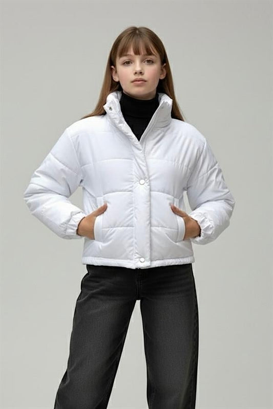 Beyaz renkli, çıtçıtlı ve fermuarlı, dik yakalı kız çocuk şişme mont.
