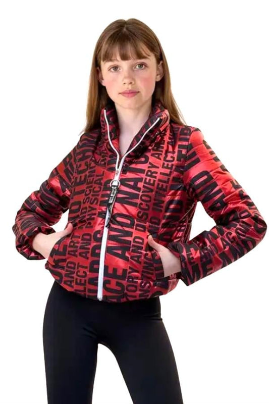 Kız çocuk için siyah yazılı, kırmızı parlak kumaştan üretilmiş fermuarlı şişme mont.