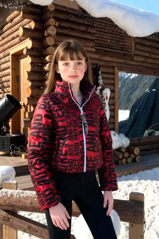 Kız çocuk için tasarlanmış, üzerinde siyah yazılar bulunan kırmızı parlak şişme mont.