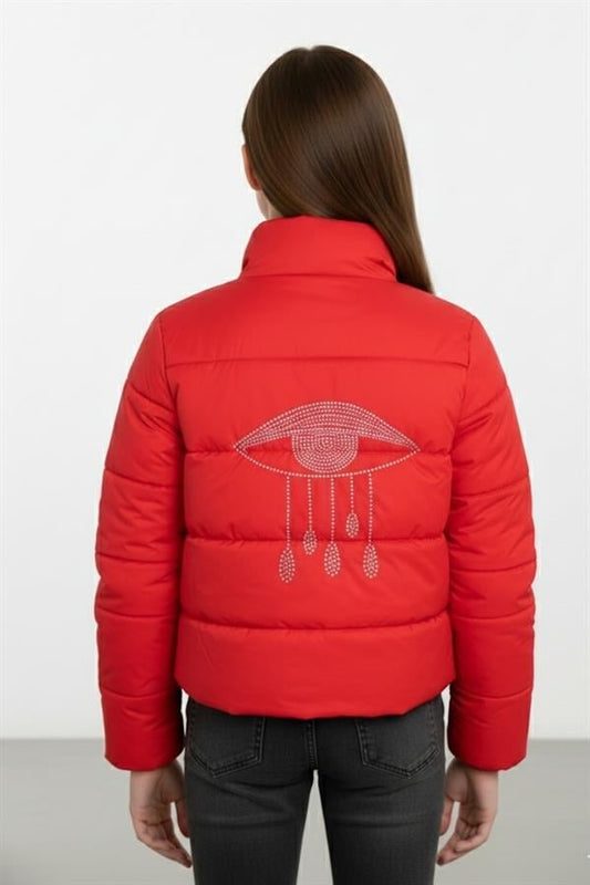 Sırtında taş işlemeli göz detayı bulunan kırmızı şişme kız çocuk montu.