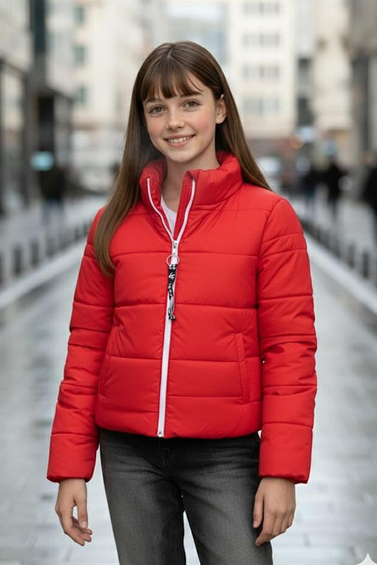 Kız çocuk için tasarlanmış, beyaz fermuarlı, kırmızı renkli, astarlı şişme mont.