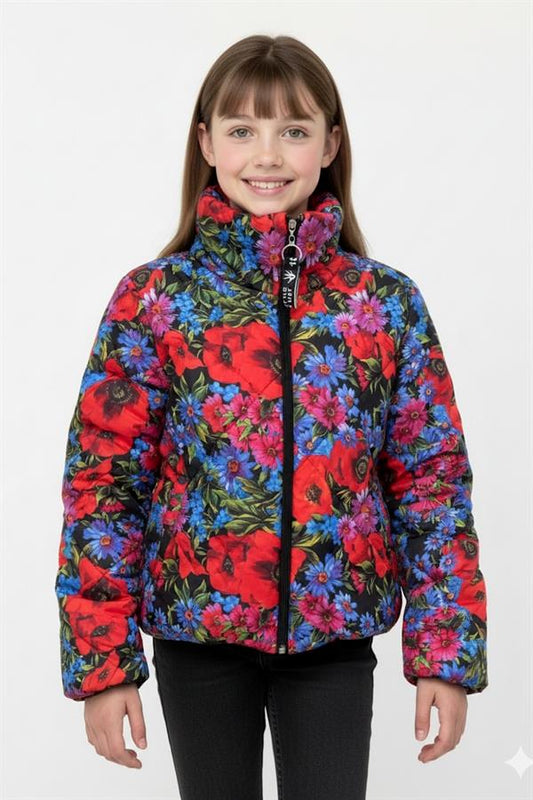 Siyah zemin üzerine kırmızı ve mavi çiçek desenli, dik yakalı, fermuarlı kız çocuk şişme mont.