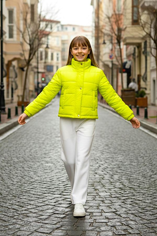 Neon yeşil renkli, çıtçıtlı ve fermuarlı, dik yakalı kız çocuk şişme mont.
