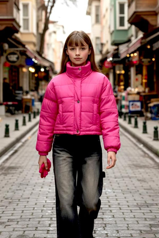 Kız çocuk için tasarlanmış, pembe renkli, çıtçıtlı ve fermuarlı şişme mont.