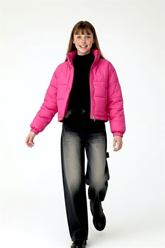 Kız çocuk için tasarlanmış, fermuarlı ve çıtçıtlı, pembe renkli şişme mont.