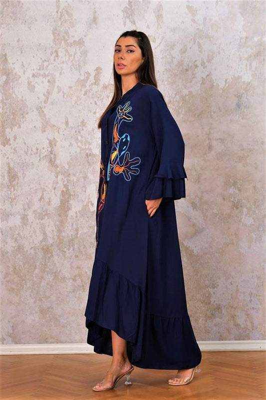 Lacivert, dik yakalı, kolları ve etek ucu fırfırlı, önü nakışlı, cepli, uzun oversize elbise.