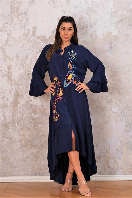 Lacivert, dik yakalı, önü nakışlı, volanlı kollu ve asimetrik etekli uzun viskon elbise.