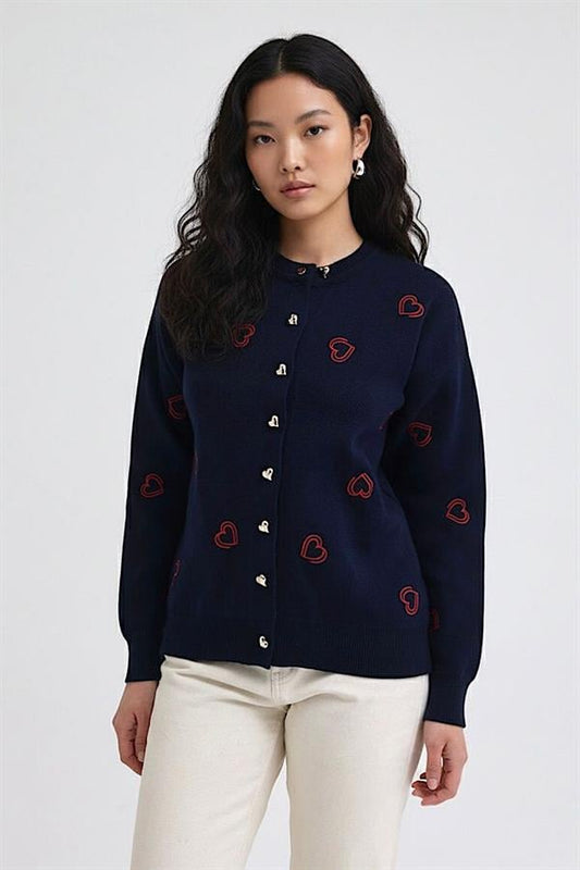 Lacivert renkli, kırmızı kalp nakışlı ve düğmeli triko hırka.
