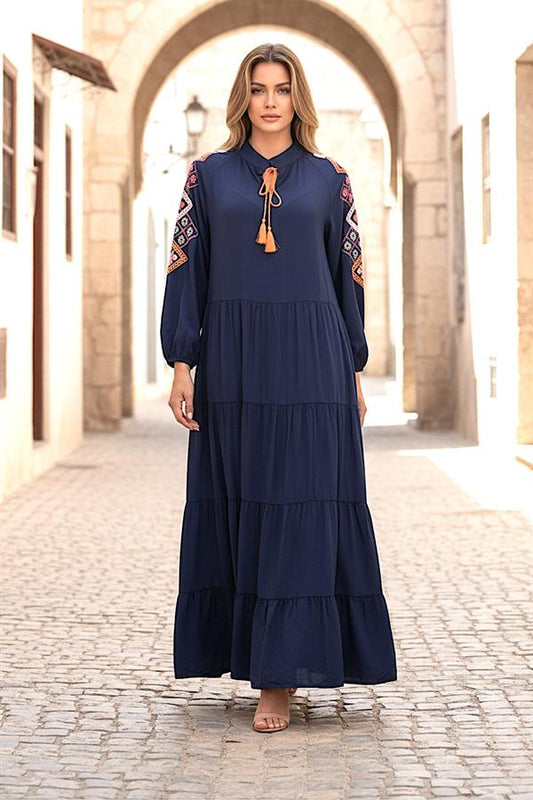 Lacivert renkli, sıfır yaka, kolları nakışlı ve etek kısmı kat kat olan uzun viskon elbise.