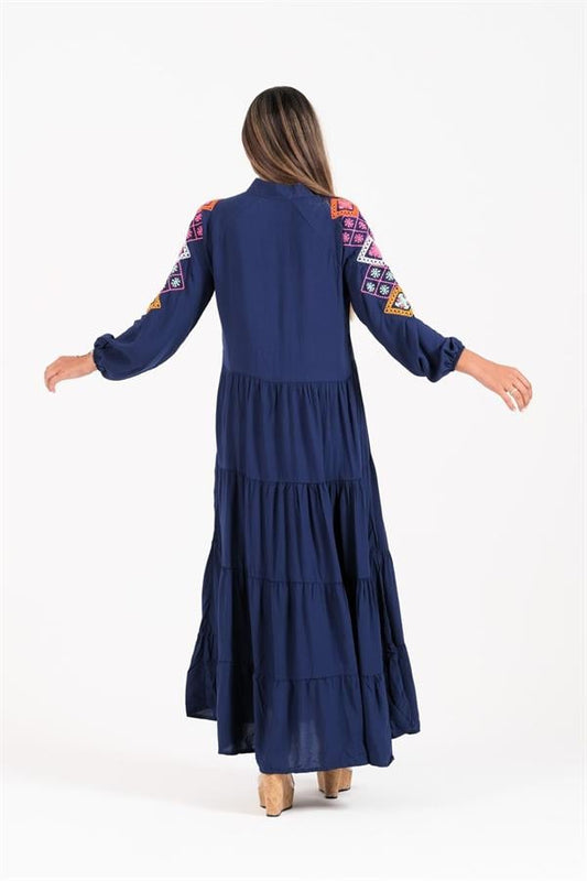 Lacivert renkli, sıfır yaka, kolları nakışlı ve etek kısmı kat kat olan uzun viskon elbise.