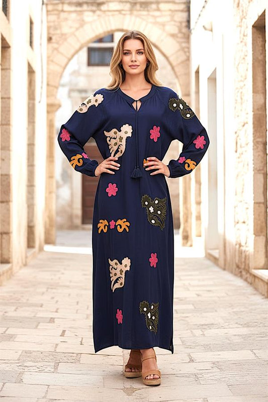 Lacivert renkli, nakış işlemeli, püskül detaylı ve uzun kollu viskon elbise.