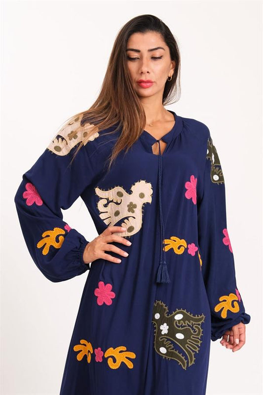 Lacivert renkli, nakış işlemeli, püskül bağlamalı ve uzun kollu viskon elbise.