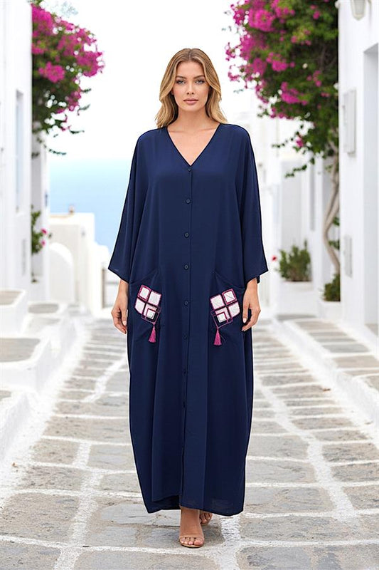 Lacivert renkli, V yaka, önü düğmeli, cepleri nakışlı ve püsküllü oversize uzun gömlek elbise.