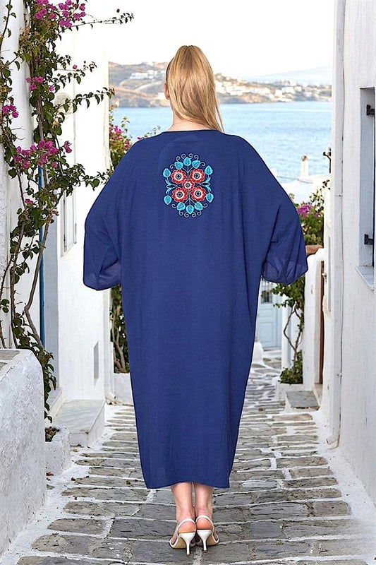 Sırtında çiçek nakışı bulunan, lacivert renkli, oversize kesim uzun viskon gömlek elbise.