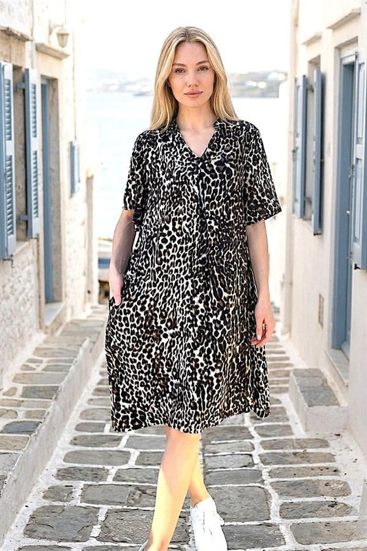 Leopar desenli, gömlek yakalı, cepli ve kısa viskon elbise.