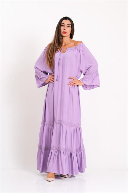 Lila rengi, carmen yakalı, püskül detaylı ve etekleri fistolu oversize uzun elbise.