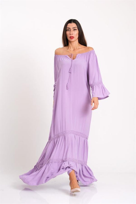 Lila rengi, carmen yakalı, püskül detaylı ve etekleri fistolu uzun oversize elbise.