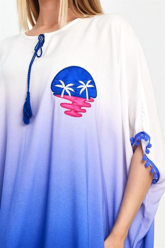 Beyazdan maviye geçişli, palmiye nakışlı ve ponpon detaylı yarasa kol kısa elbise.