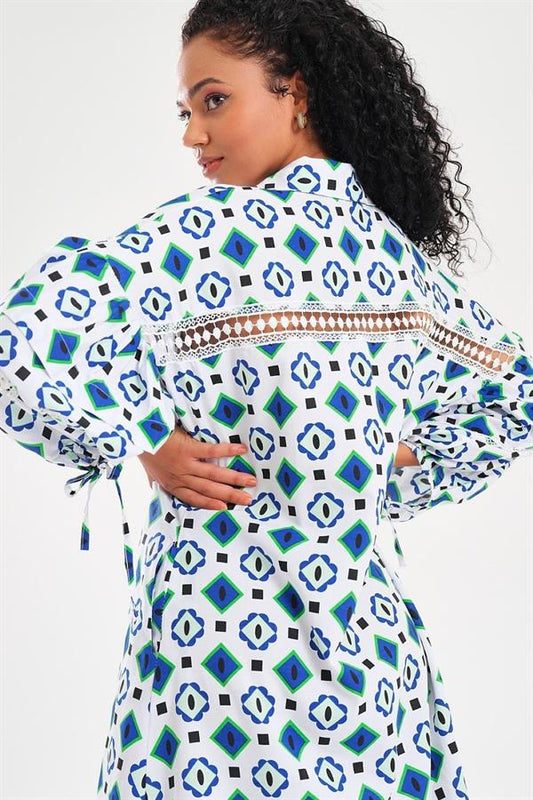 Mavi ve yeşil geometrik desenli, balon kollu ve fisto detaylı poplin gömlek elbise.