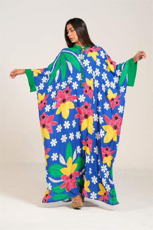 Mavi zemin üzerine renkli çiçek desenli, sıfır yaka, yarasa kollu ve uzun oversize elbise.