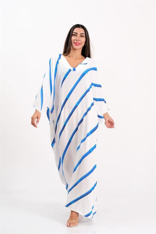 Mavi çizgili, V yaka, yarasa kollu, oversize kesim uzun beyaz viskon elbise.