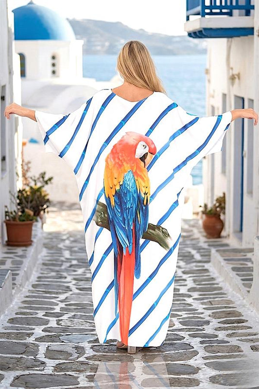 Sırtında papağan baskısı bulunan, mavi çizgili, yarasa kollu, uzun ve oversize viskon elbise.