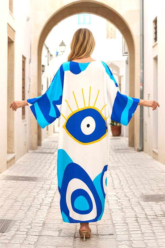 Sırtında büyük göz baskısı bulunan, mavi desenli, oversize kesim uzun viskon elbise.