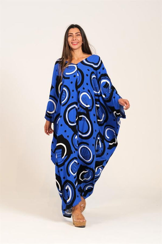 Mavi zemin üzerine siyah ve beyaz dairesel desenli, V yaka, yarasa kollu uzun oversize elbise.