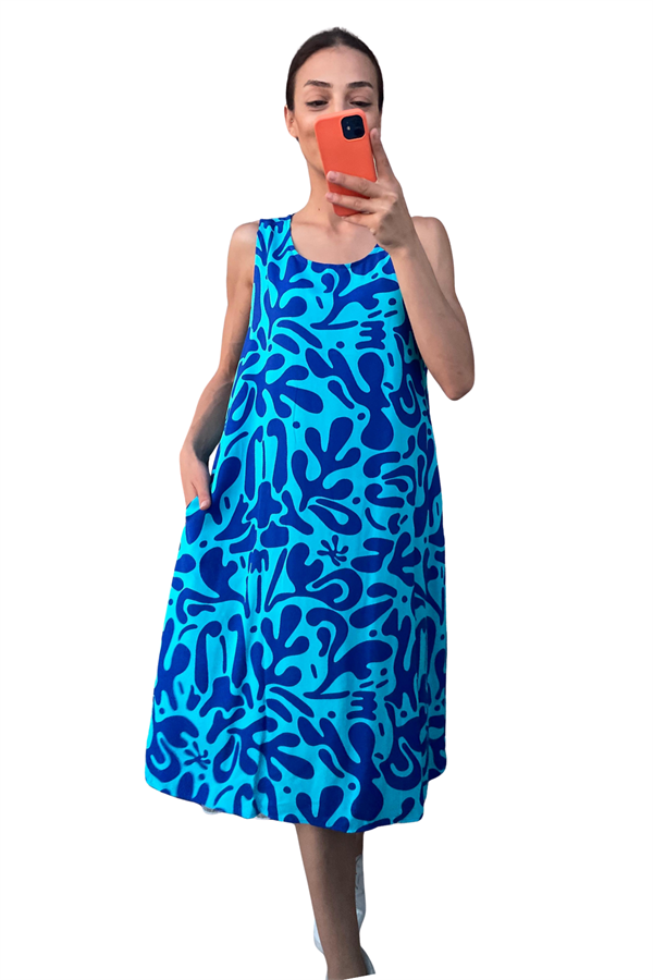 Mavi etnik desenli, kalın askılı ve cepli midi boy viskon elbise.