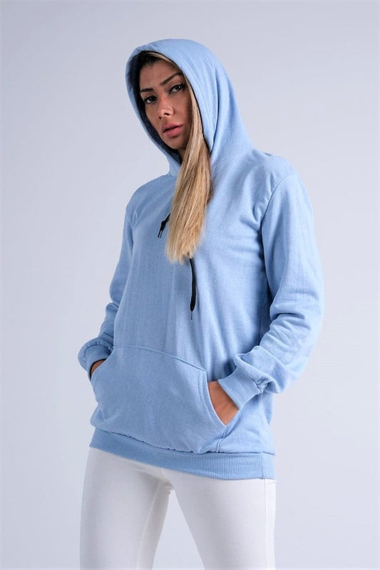 Mavi renkli, kapüşonlu ve kanguru cepli şardonlu sweatshirt.