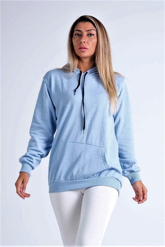 Siyah ipli ve kanguru cepli, açık mavi renkli, uzun kollu kapüşonlu sweatshirt.