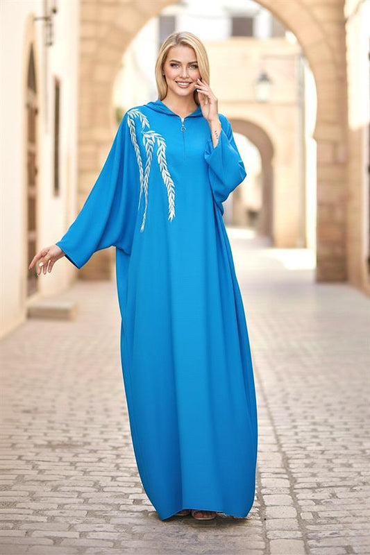 Mavi renkli, kapüşonlu, fermuarlı ve nakış detaylı oversize uzun elbise.