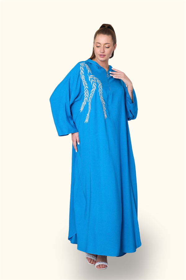 Mavi renkli, kapüşonlu, nakış detaylı, fermuarlı ve oversize uzun elbise.