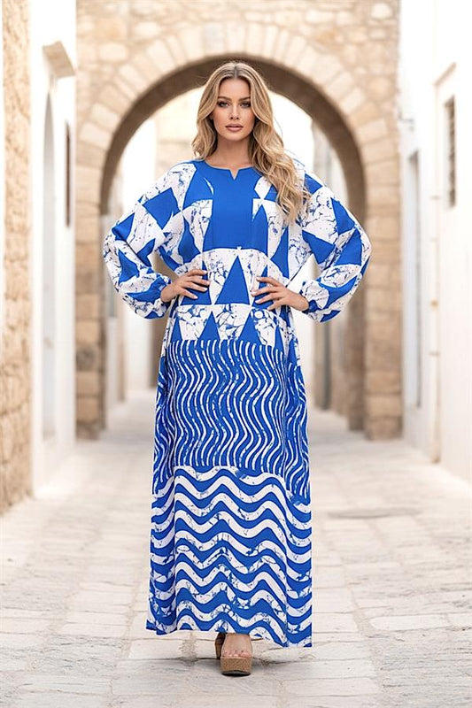 Mavi beyaz desenli, kayık yakalı ve balon kollu uzun viskon elbise.