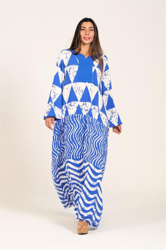 Mavi renkli, kayık yakalı, balon kollu ve geometrik desenli uzun viskon elbise.