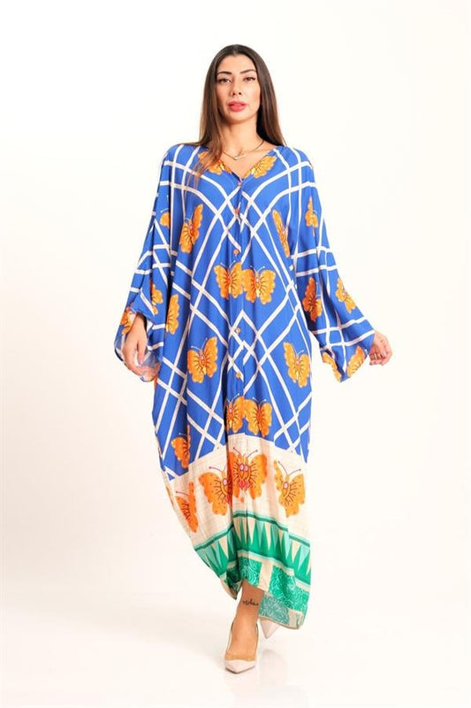 Mavi renkli, kelebek desenli, V yaka, yarasa kollu ve düğmeli uzun viskon elbise.