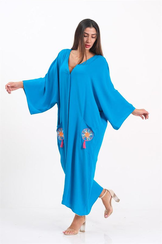 Mavi renkli, V yaka, cepleri nakışlı ve püsküllü, oversize uzun viskon elbise.