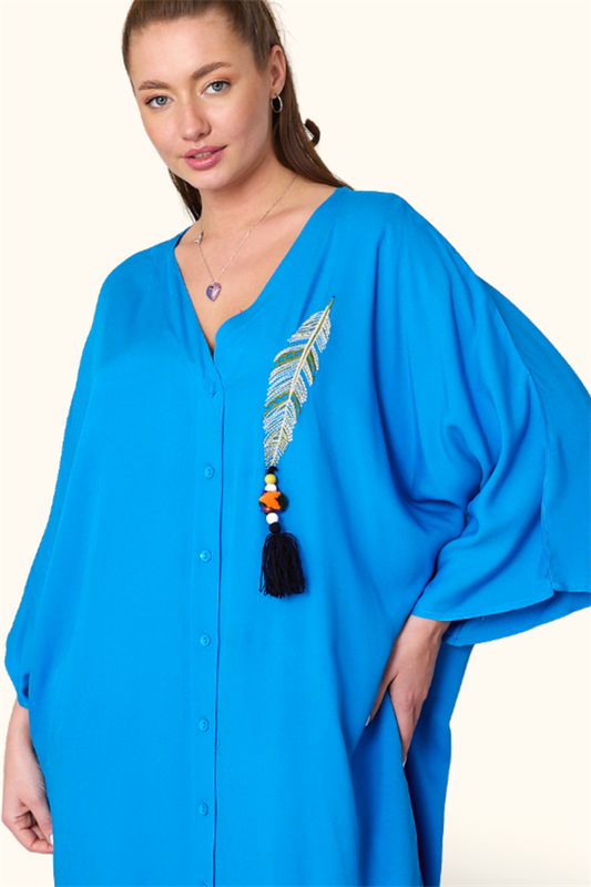 Mavi V yaka, tüy nakışlı, boncuklu ve püskül detaylı, düğmeli oversize uzun elbise.