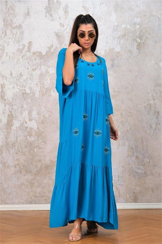 Mavi renkli, truvakar kollu, yuvarlak yakalı ve önü göz nakışlı uzun viskon elbise.