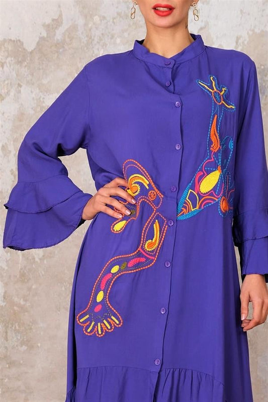 Mor dik yaka, volanlı kollu ve önü nakışlı uzun oversize elbise.