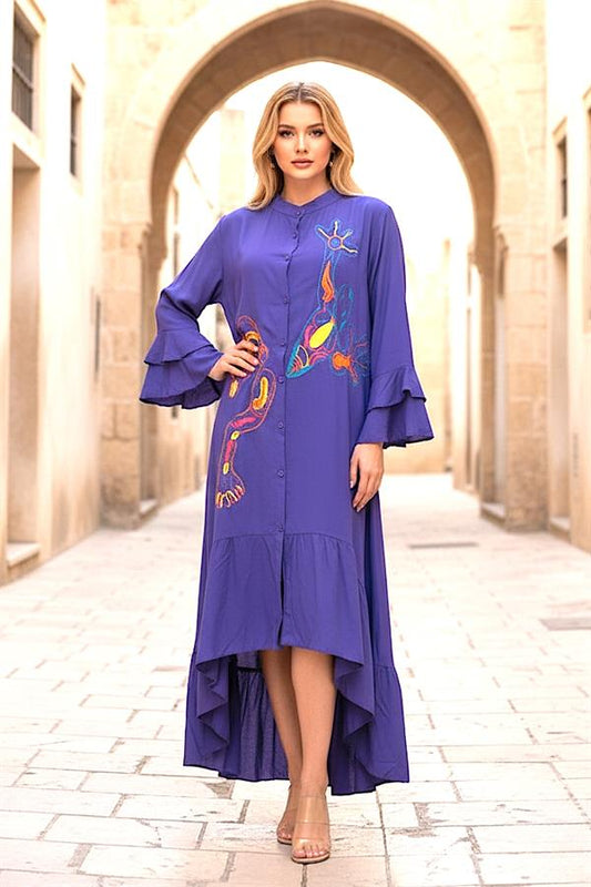 Mor dik yaka, kolları ve etek ucu fırfırlı, önü nakışlı, asimetrik kesim uzun viskon elbise.