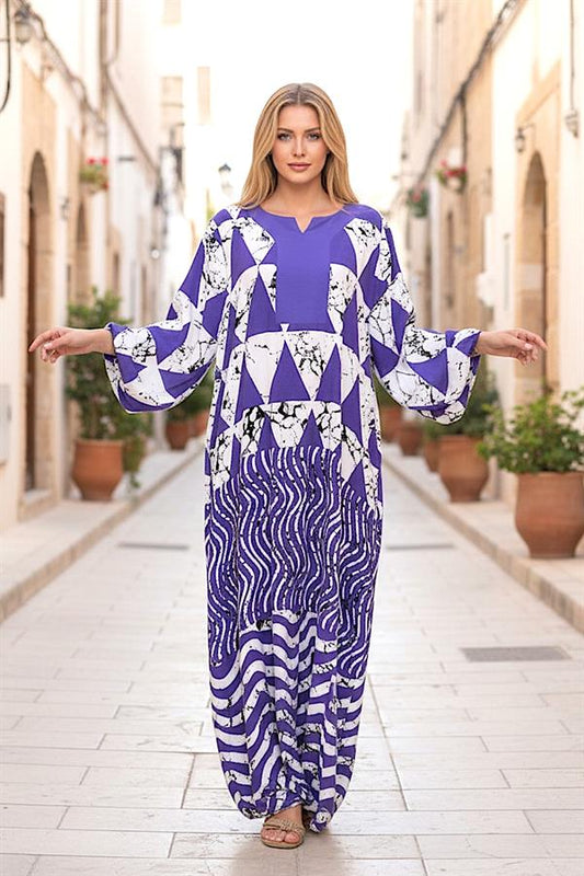 Mor renkli, kayık yakalı, balon kollu ve geometrik desenli uzun viskon elbise.