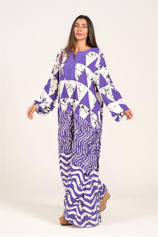 Mor renkli, kayık yakalı, balon kollu ve geometrik desenli uzun viskon elbise.