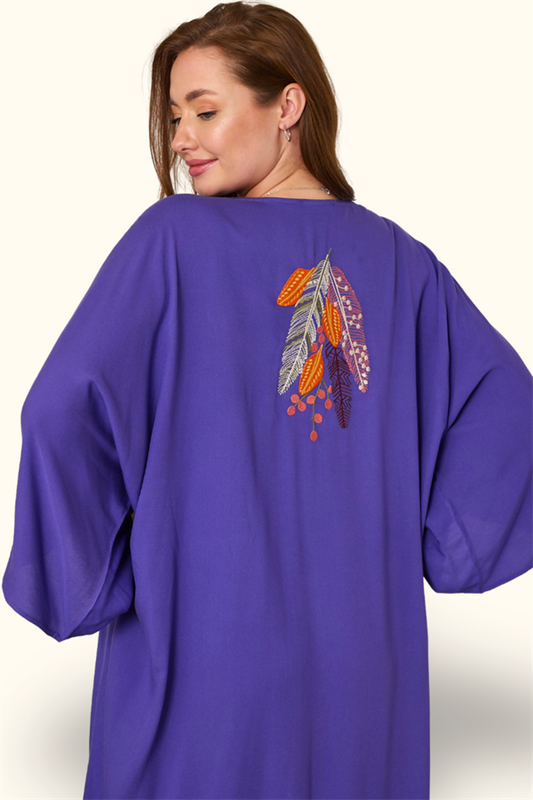 Sırtında renkli tüy nakışları bulunan mor renkli, oversize kesim uzun viskon elbise.