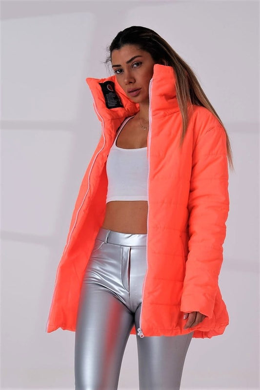 Nar çiçeği renginde, dik yakalı, uzun ve su geçirmez şişme mont.